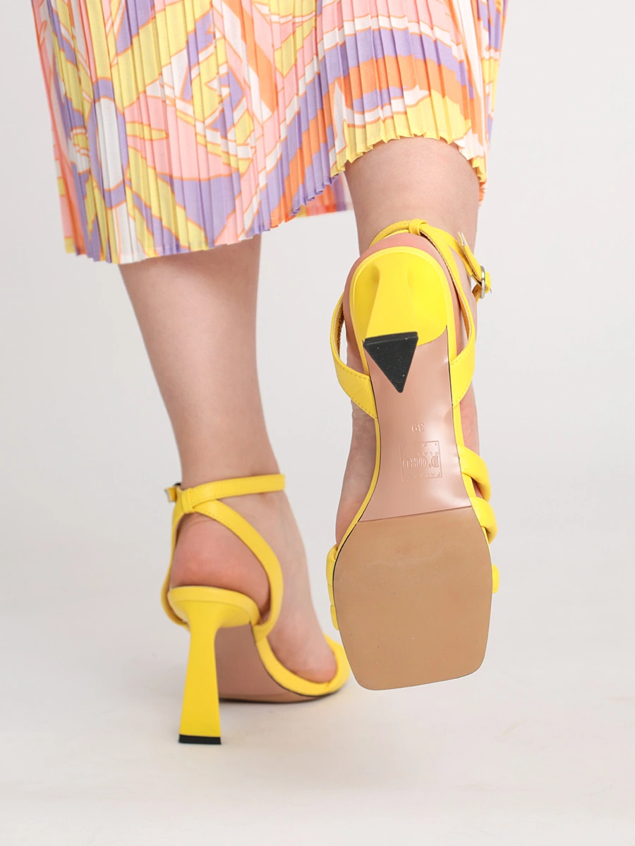 Босоножки желтые на фигурном каблуке